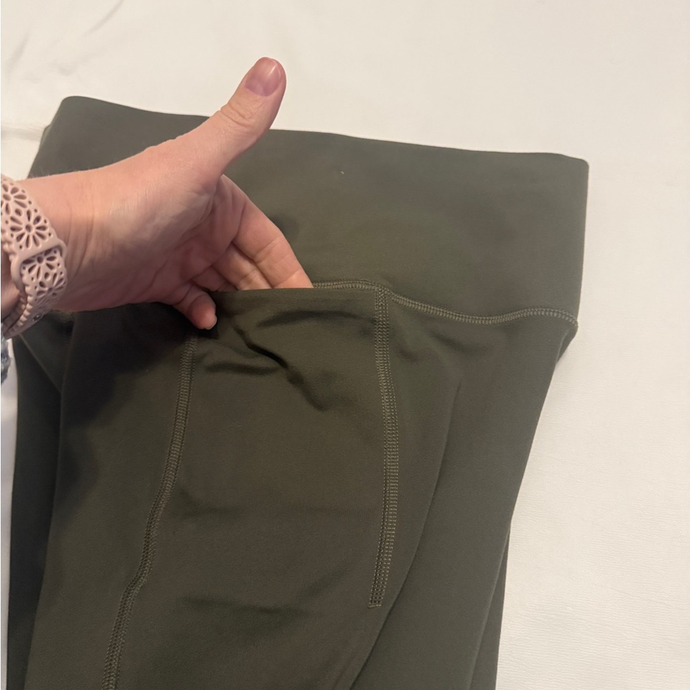 Under Armour Women’s Small Olive Green Flare Leggings Stretch EUC - Picture 5 of 8
